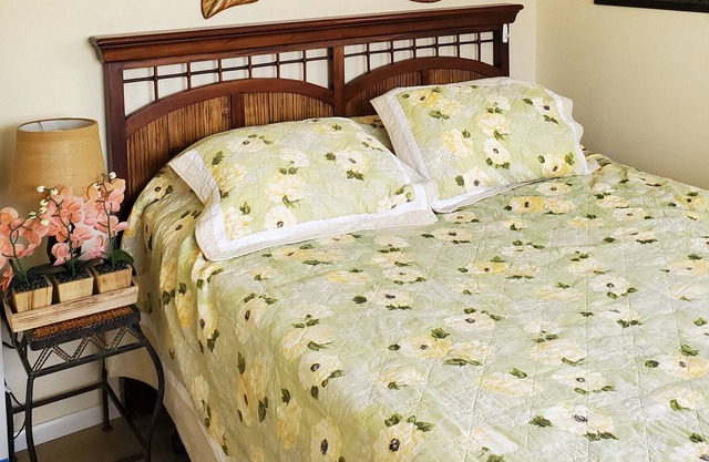 Cozy Ohana 2bedrm sleeps up to 4. Close to town. Book Now for your 2024 vaca
