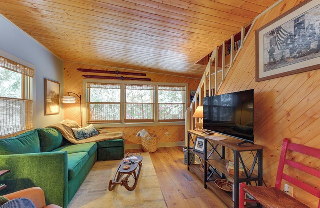 Cozy Okemo Cabin: Steps to Lake, 2 Mi to Slopes!