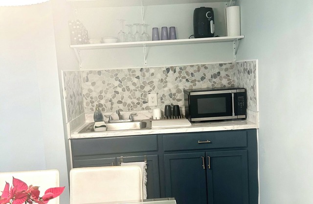 Cozy One-Bed Apartment in Heart of Herndon.
