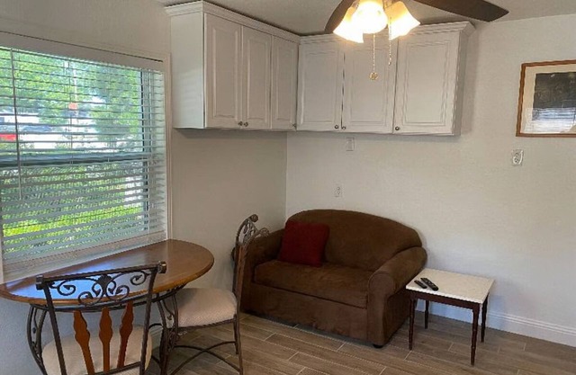 Cozy one bedroom apartment minutes from the Stock Yards and downtown Ft Worth!