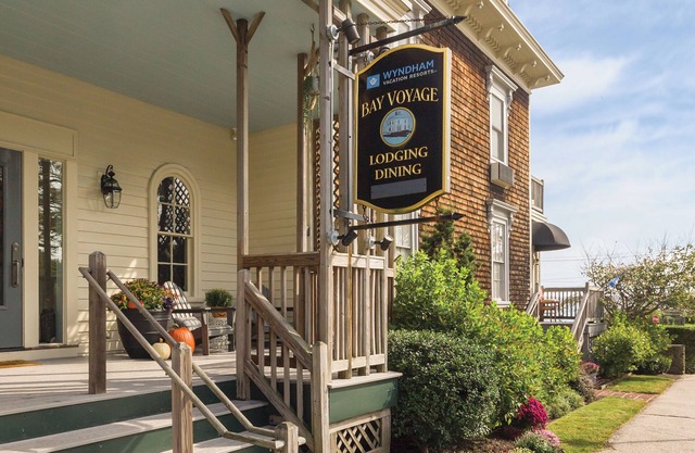 Cozy One Bedroom Deluxe Suite Off Narragansett Bay w/Resort Pool & Free WiFi