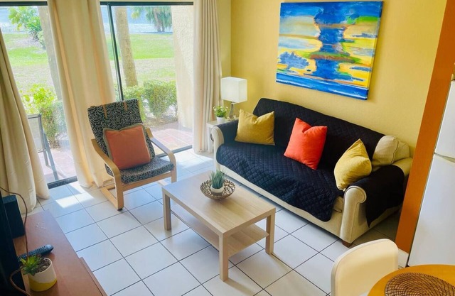 Cozy One Bedroom Lakefront Villa Close to the Attractions