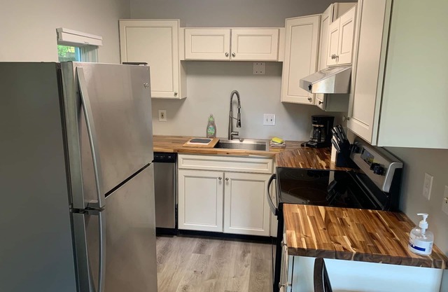 Cozy One Bedroom within walking distance of Downtown Attractions