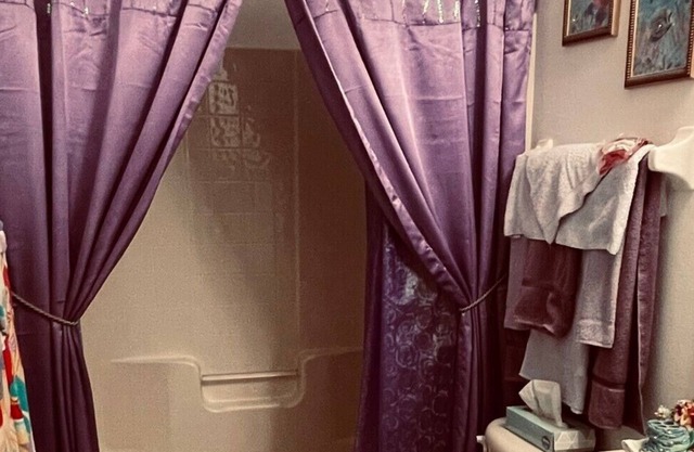 Cozy Paris-themed room, yard view, 5 minutes from I-95