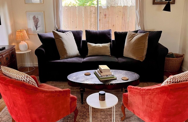 Cozy pet friendly cottage, 2 minute drive to Moonstone Beach