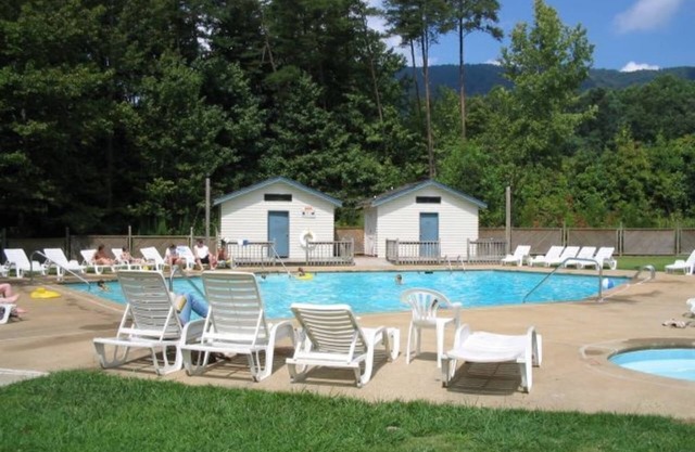 Cozy Pet Friendly Mountain Camper RV with amentities in Cleveland Ga near lake