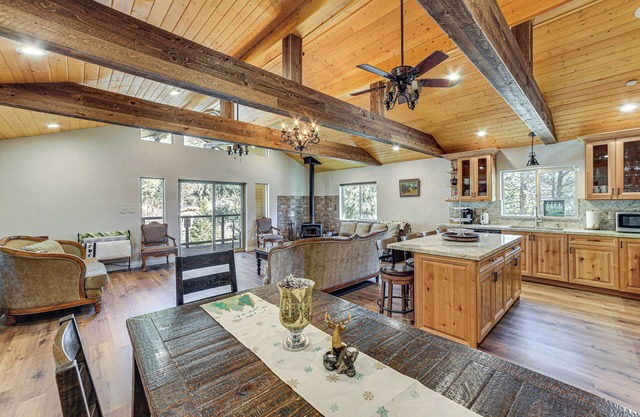 Cozy Pine Mountain Club Cabin w/Large Deck