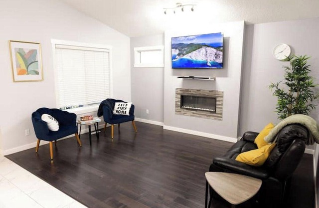 Cozy PondVue*2 BR*1Bath*1KingBED+1 Queen*Airport Nearby*Family Friendly