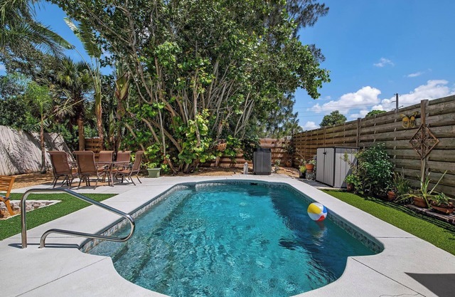 Cozy Pool Home Short Drive to Siesta Key Beaches