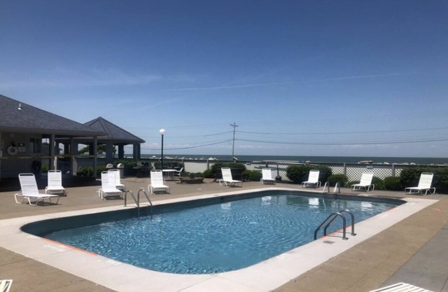 Cozy Port Clinton Condo with dock rental right outside door