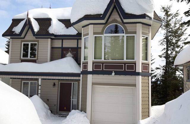 Cozy private suite. Backs onto ski way, close to village & private hot tub