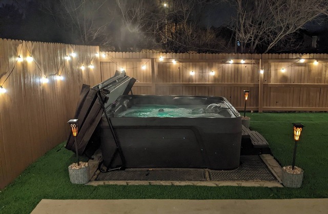 Cozy Private Basement, Hot Tub, Washer+Dryer, Full Kitchen, Fenced Backyard