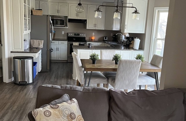 Cozy private relaxing home near EAA grounds with fenced in yard and hot tub