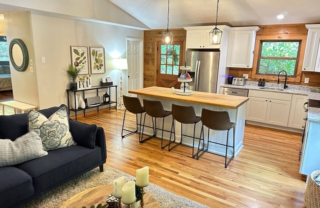 Cozy private Sugar Mountain cabin located near Skiing, Hiking and more!