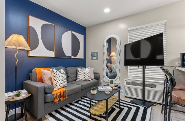 Cozy Queen Bed + Sofa Bed Studio | Free Parking | Mins to DT | VAMC | UTHSC