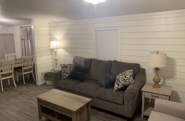 Cozy, Quiet 3B/2bath with large yard- SLEEPS 8! Just minutes from Fort Polk