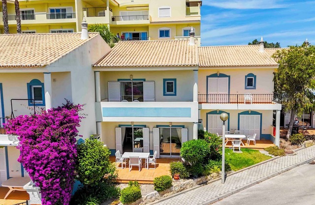 Cozy quiet cottage at the Meia Praia beach, close to the village of Lagos