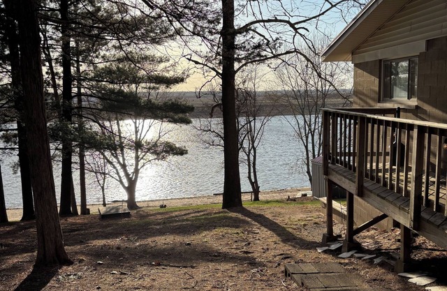 Cozy Quiet Water front Cabin for the perfect get away. 5 minutes from town.