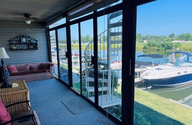 Cozy ranch condo on the shores of Lake Erie!