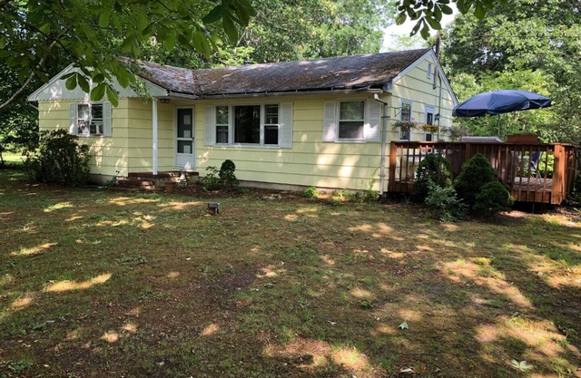 Cozy Ranch five minutes from Mashomack Preserve, beaches and miniature golf.