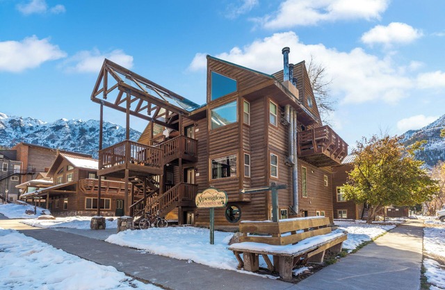 Cozy Remodeled Condo- Walk to Downtown & the River - Beautiful Mountain Views