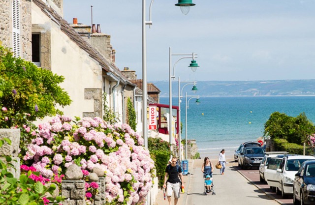 Cozy rental with Wifi and parking near the beach