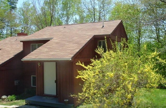Cozy Retreat, Hot tub, Wireless,Close to Kezar Lake, abuts White Mountains