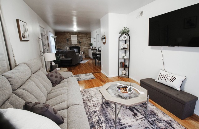 Cozy Retreat W/Treadmill, Fenced-in Yard & 3 TVs!