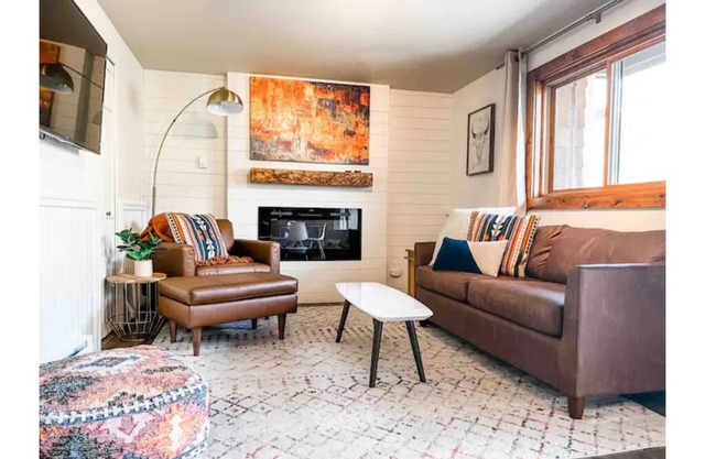 Cozy Retro Chic - Pool - Walk to Lifts!