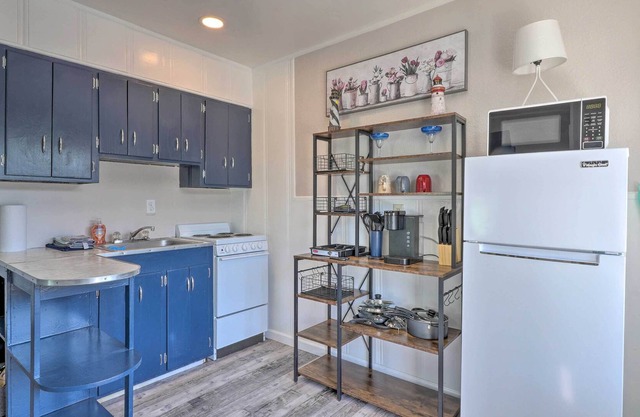 Cozy Rockaway Beach Studio w/ River View!