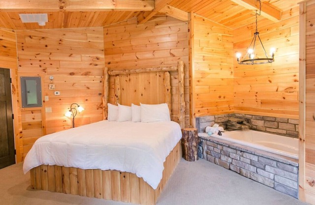 Cozy Romantic Suite for 2 in Ohio's Amish Country