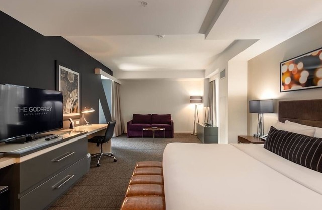 Cozy Room with Rooftop Lounge & City Views in River North