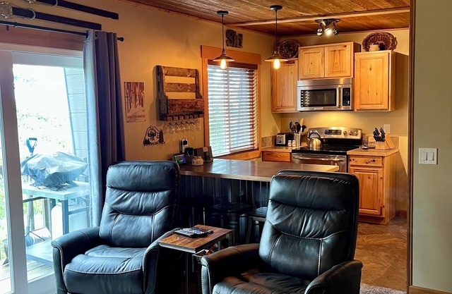 Cozy Schweitzer Condo with Panoramic Mountain Views - Sleeps 6
