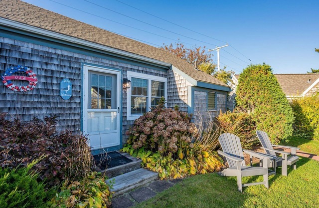 Cozy SeaGills Nest Cottage Steps from Nantucket Sound