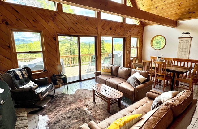 Cozy Secluded Lakefront Chalet With Hottub & Mountain Views