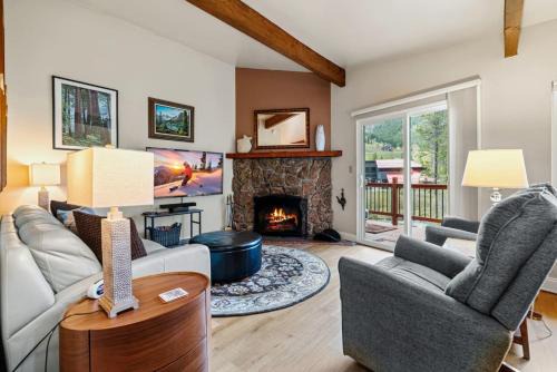 Cozy Secluded Riverfront Cabin Fireplace Parking