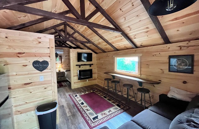 Cozy serene cabin,Away from it all yet close to everything.