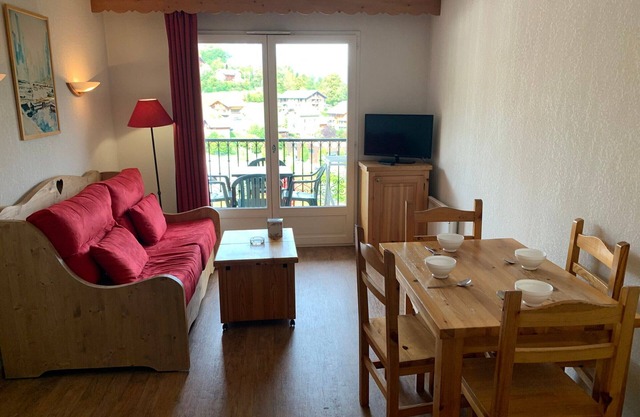 Cozy Ski-In/Ski-Out Apartment with Pool, Sleeps 4, Near Saint-Gervais Gondola