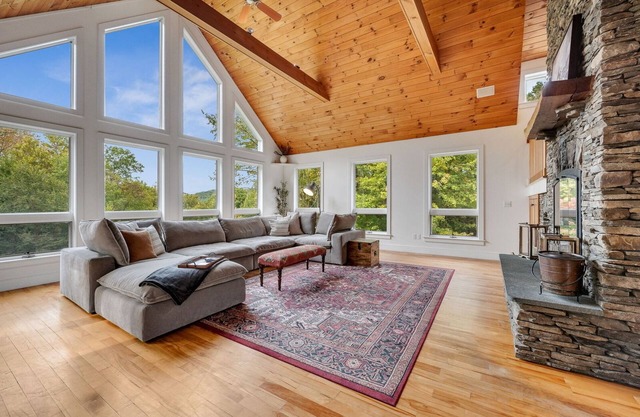 Cozy Ski House w/Sauna & Gym, Near Stowe, Burlington, Sugarbush