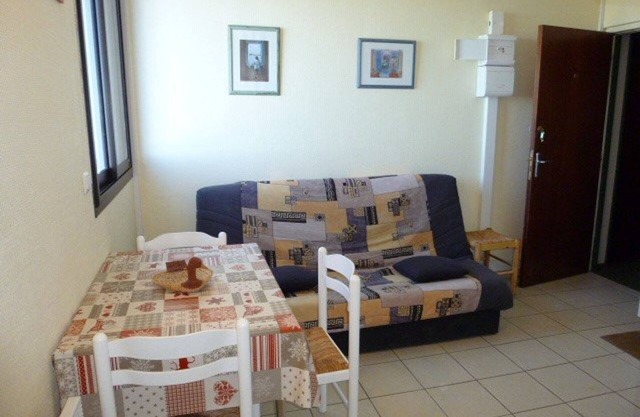Cozy Ski-In/Out Apartment for 6 - Stunning Valley Views, Free Parking, Modern Amenities
