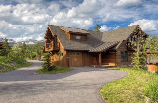 Cozy Ski In/Out Mountain Retreat! Amazing Views, Private Deck, Grill, Fire Pit +