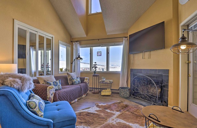Cozy Ski-In/Ski-Out Granby Condo w/Balcony!