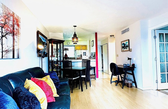 Cozy Spacious 2Bedroom 1 Bathroom, close to BEACH and FREE Parking!