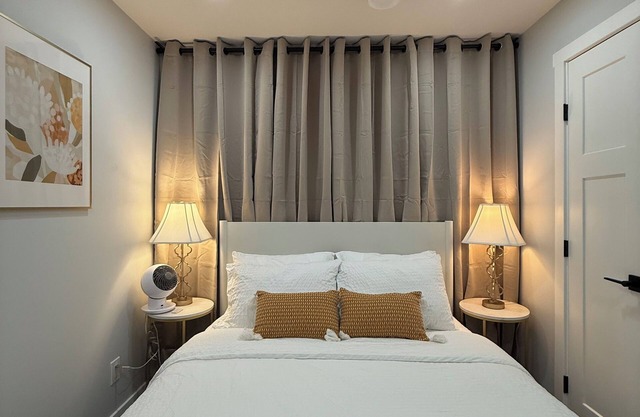 Cozy. Spacious. 5 min to XIron Mall. 15 to Airport. Well equip kitchen.