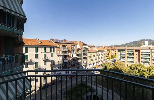 Cozy&Spacious apt 2 min walk from the streetcar stop!