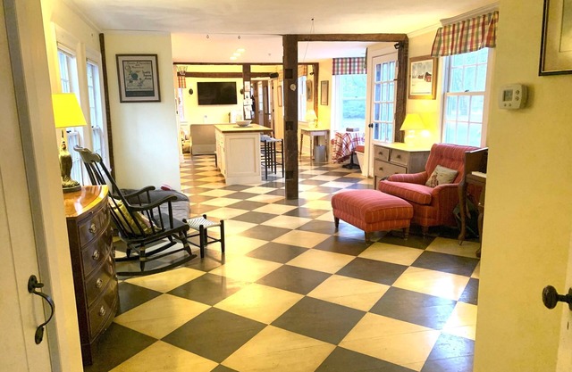 Cozy, spacious, New England Farmhouse close to Hotchkiss School & Lime Rock
