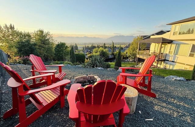 Cozy stay at the Mountain Nest Suite w/hot tub