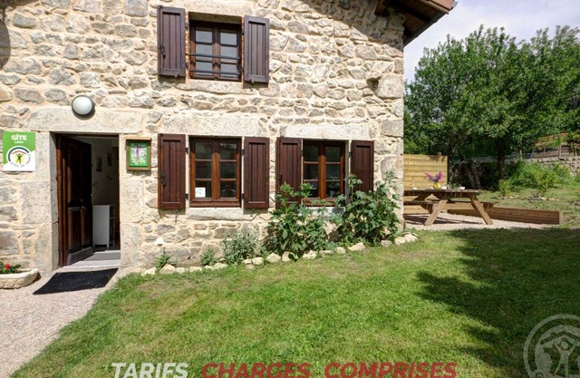 Cozy stone cottage, sleeps 4, pets allowed