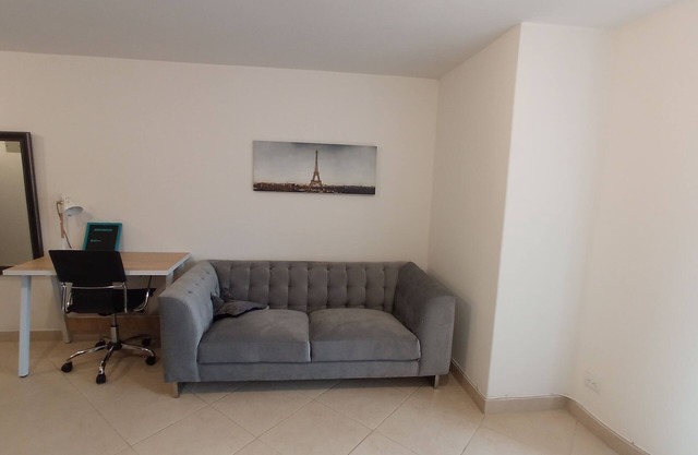 Cozy studio apartment two blocks from La Floresta Park.n