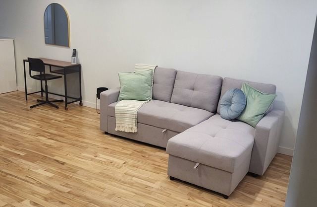 Cozy studio appartement in New Rosemont neighborhood near public transit.